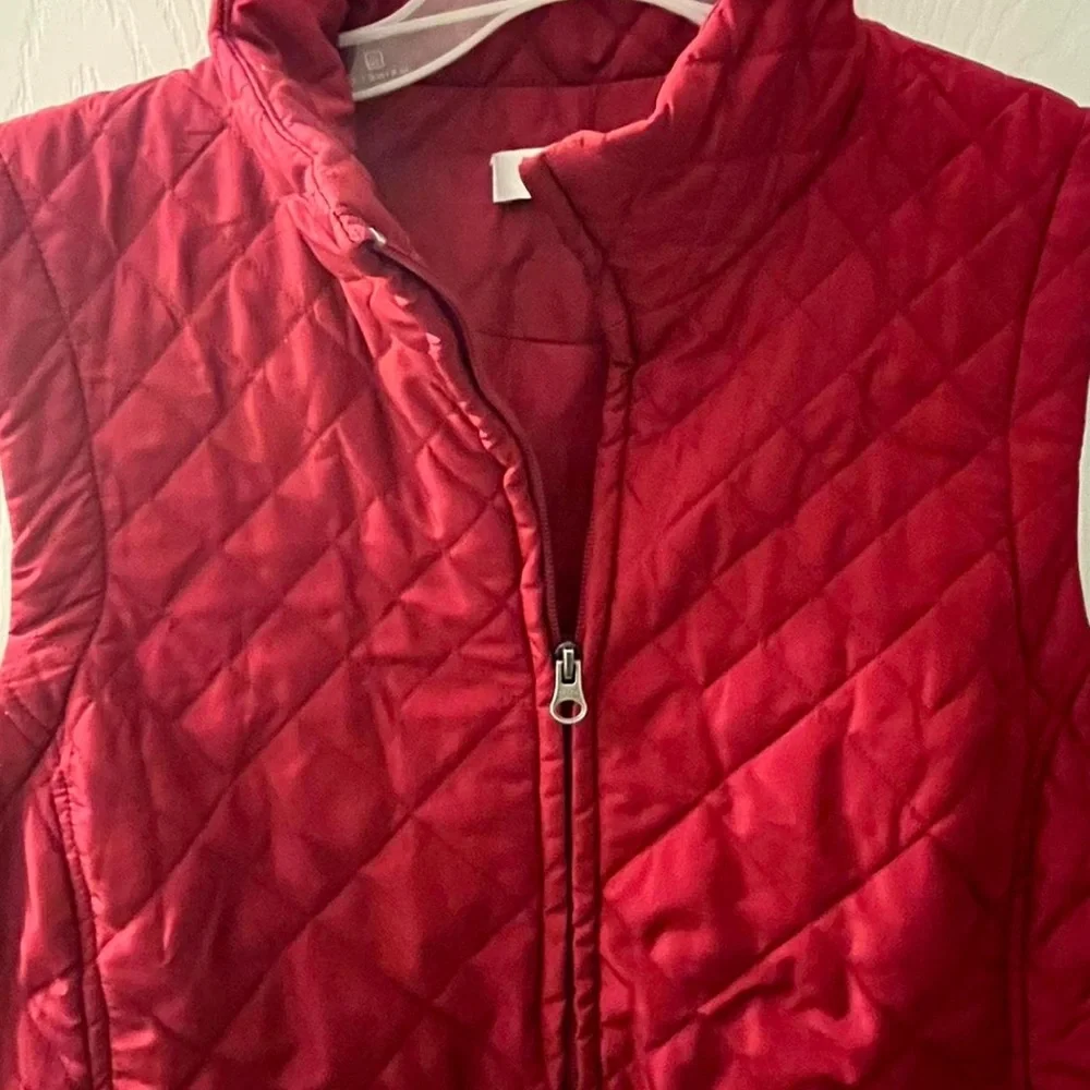 πHost pickπ Croft & Barrow Cherry Quilted Vest - Picture 2 of 5